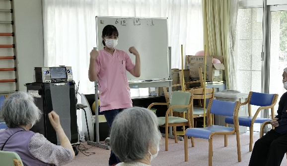 レクリエーションをする利用者